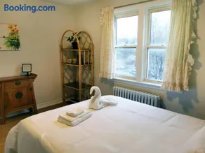 Cozy Private Rm Heart of North York Free Parking Full Kitchen Close to Downtown - Image 1