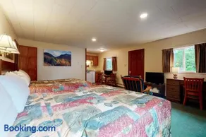 Riverbank Connecting Motel Rooms 9 & 12 - Image 4