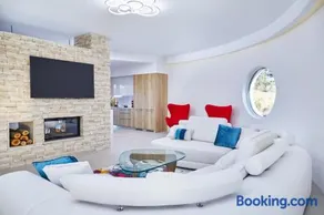 Beautiful Villa in a Spacious Estate - Image 1