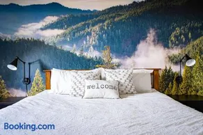 Beautiful & Bright 3 Bed Townhome Near Village - Image 1