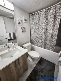 Calgary Cozy Nest 2BR Suite - Image 4