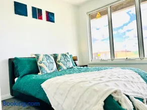 Modern 4 Bed 4 Bath Family friendly Villa - Image 3