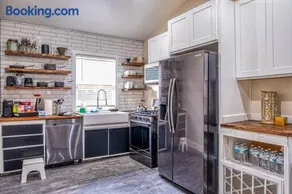 4BR Victorian Walk to UC Davis & Shriner Med Cen - Image 2