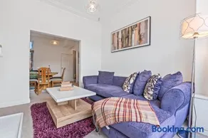 Cosy 3-bedroom house, garden, fast wi-fi, 6 mins walk to Hull fair, 4 mins drive to MKM stadium perfect for Contractors, Families, HRI hospital locum staff and corporate guests - Image 3