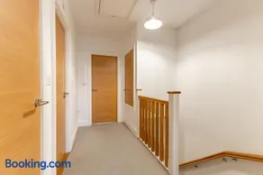Heathrow House with Parking - Sleeps 5 near M25, Virginia Water, Thorpe Park & Legoland, Mid To Long Term Bookings Welcome - Image 3