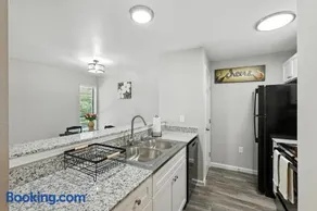 10 mins from downtown Dallas pool & gym - Image 4