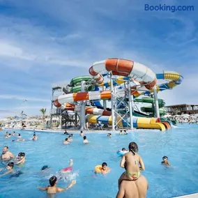 Sea Breeze Resort, Beachfront apartment with a balcony and sea view - Image 3