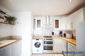 Stunning Two Bed Sea View Apartment with Pool & Gym - Image 2