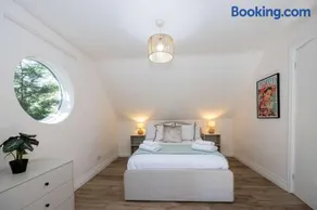The Hale Abode- 1 Bed Gated Parking & Close to Man Airport - Image 2