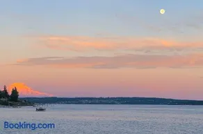 Hale Passage Beach House - Image 1