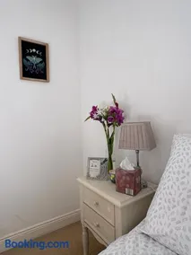 Peaceful Spacious Double Room in Warm Friendly Home - Image 3