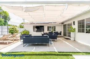 New luxury entertaining house with Pool Spa Sauna Tesla charger Pets - Image 5