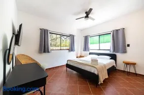 House with heated pool parking & wifi - Image 5