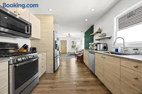 3BR 2BA Derby Home Walk to Churchill Free Parking - Image 4