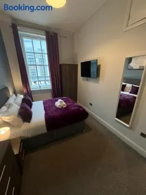 City Centre 4 Bedroom Apartment with Terrace Sleeps 10 by StaySavvy Accommodation - Image 5