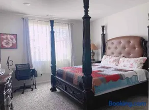 Large master bedroom with Separate bathroom and work desk on the first floor - Image 4