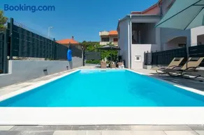 Modern apartment with private pool - Image 2