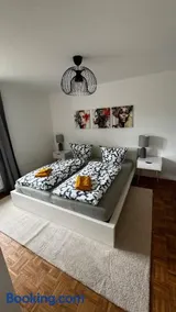 StayinDresden de Elbjuwel-Apartment Kingsize-Bett - Image 2