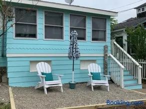 Beachy Bay Breeze Bungalow 2BR with parking and close to many amenities. - Image 3