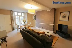 Large clifton one bed flat and parking - Image 3