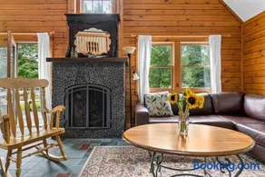Charming Vermont Log Cabin - Image 3