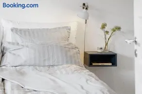City center apartment w/ large private balcony - Image 1