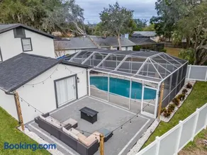 Lakehills Paradise Modern Home with heated pool - Image 2