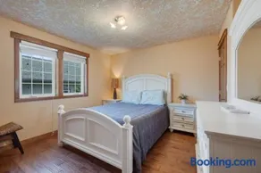 3BR Retreat 8 Blocks to Beach Jacuzzi Tub - Image 3