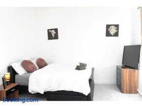 Spacious & Stylish Retreat - Ideal for Long Stays & Contractors - Near Sports Village, Leigh Market & Mesnes Park - Easy Parking - Fast Wi-Fi - Free On-Site or Nearby Parking - Private Luxury Garden - Image 1