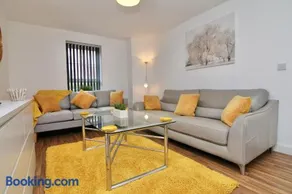 Canalview Villa - Family & Workers Nest, Free Driveway Parking, Superfast WiFi, Free Netflix, Large Private Garden - Image 3