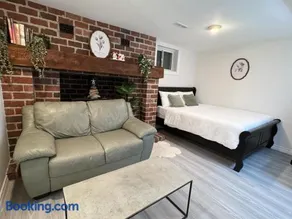 Modern Newly-Renovated Suite Free Parking - Image 1