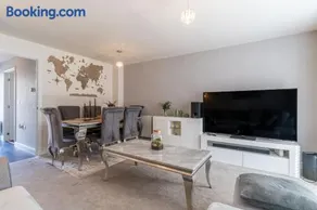 Walk To Airport - 3 Bedrooms x2 Driveway - EV Charging - Washer & Dryer - Image 4
