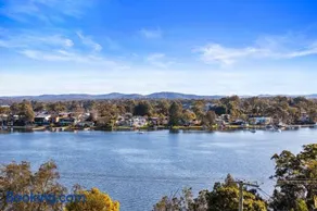 Modern 4BR Mirraboo Home with Panoramic Lake Views - Image 2