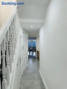 Gladstone House - Image 2
