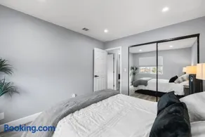 Spacious 4-bedroom Glendora Super House - Image 3