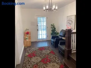 Beautiful bedroom next JHU - Image 4