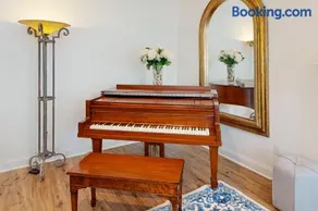3-story, dog-friendly home near beaches with home theatre, grill & gaming tables - Image 3