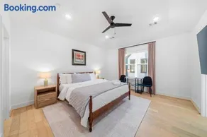 Modern Luxe HTX Retreat - Image 2