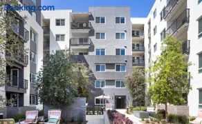 Noho Alexan Modern 2bed Duo with FREE Parking - Image 1