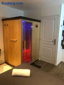Élégant Studio avec Sauna Hyper centre - Image 1