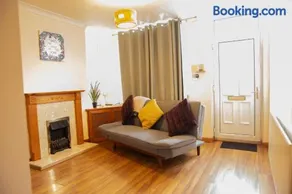 Mansfield House - Sleeps 10, Free Parking, WiFi - Weekly & Monthly Stay Deals! - Image 1