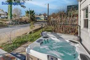 Renovated home in central location with hot tub theater fast wifi & work desks - Image 2