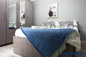"Furnished Rentals Direct" Modern Apartment Haven near Wellingborough High Street, Sleeps 4, FREE dedicated PARKING within 16 minutes walk, Explore Wellingborough and beyond, suitable for families, contractors and business travellers - Image 4