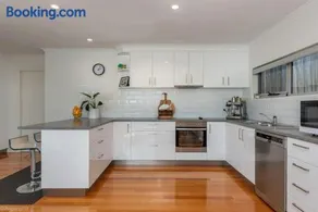 Sunny Retreat in Kingston Beach - Image 1