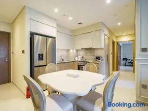 Sophisticated 2BR in Unbeatable Downtown Location - Image 2