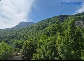 Au pied des montagnes. - Image 2