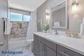 Chic Kirkland Home Overlooking Windsor Vista Park - Image 3
