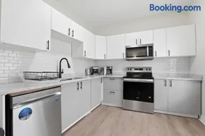 Walk to VA DMC 2BR 2 FULL Baths Midtown - Image 3
