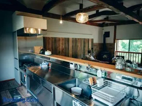 家主居住型の民泊ですが二世帯住宅の作りで玄関からキッチンやお風呂の水回りまで別空間をご案内 - Image 3