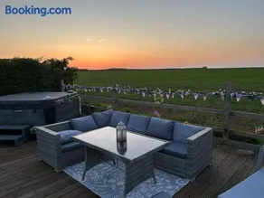 Beautiful Rural Holiday Chalet With Hot tub and Igloo cinema - Image 4